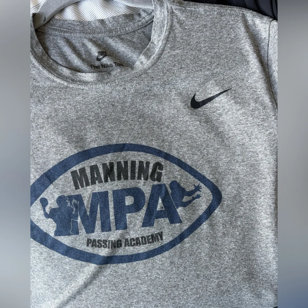Nike Men’s T Heather Gray Navy Manning Passing Academy Graphic Size Large - Picture 5 of 6